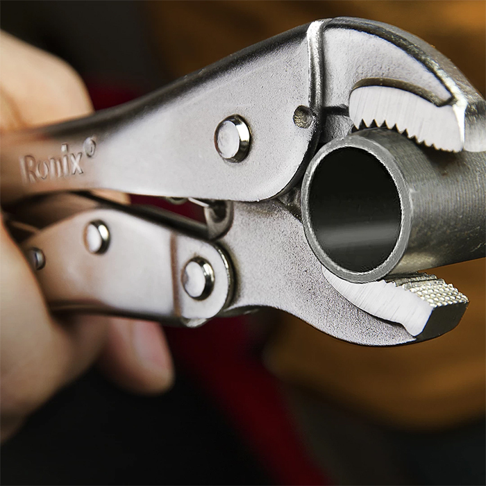  تصویر حین استفاده انبر قفلی رونیکس مدل RH-1407 سایز 7 اینچ 
