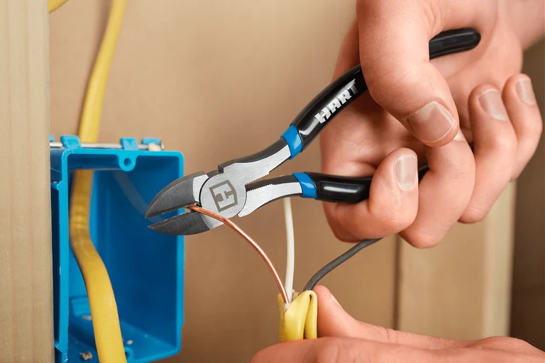 سیم چین در حال قطع کردن سیم برق یا کابل مسی