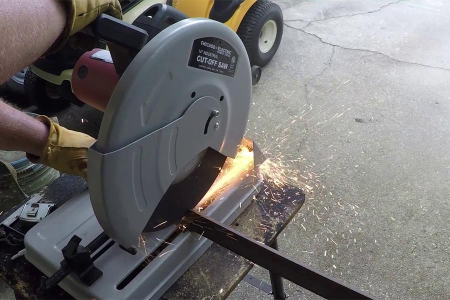 اره برقی پروفیل بر در حال برش فلزات در کارگاه صنعتی