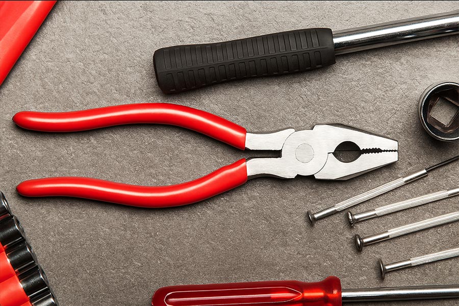 انبردست برای گرفتن و نگه داشتن قطعات در کارهای فنی