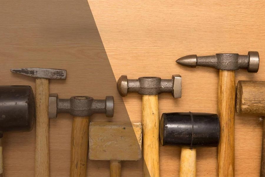 چکش و پتک اندازه و جنس های مختلف در کنار هم