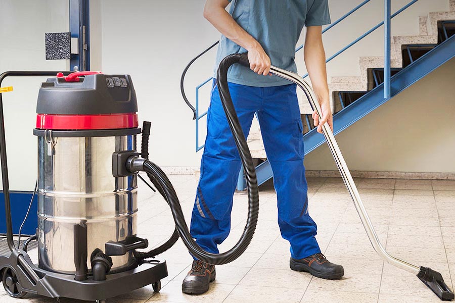 جاروبرقی صنعتی در حال مکش گرد و غبار و ضایعات کارگاهی