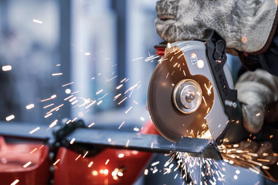 فرز آهنگری در حال برش و سایش فلز در کارگاه صنعتی