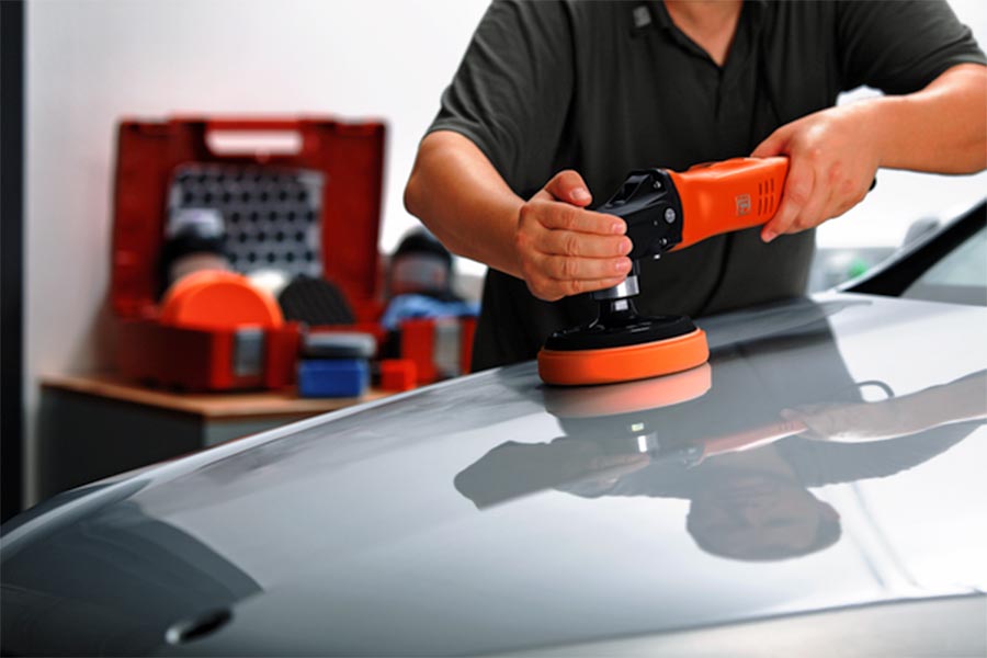 دستگاه پولیش در حال براق کردن سطح ماشین