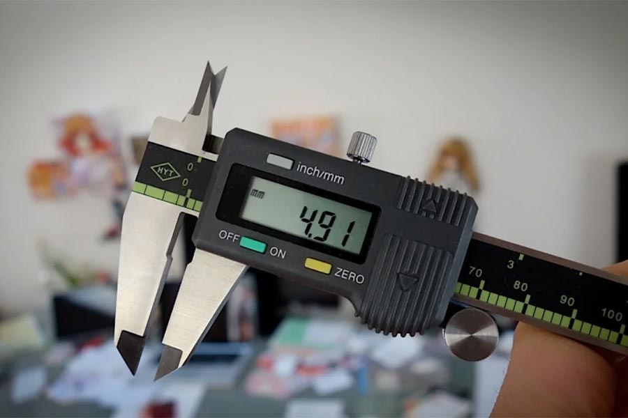 کولیس دیجیتال برای اندازه‌گیری دقیق قطر و طول قطعات