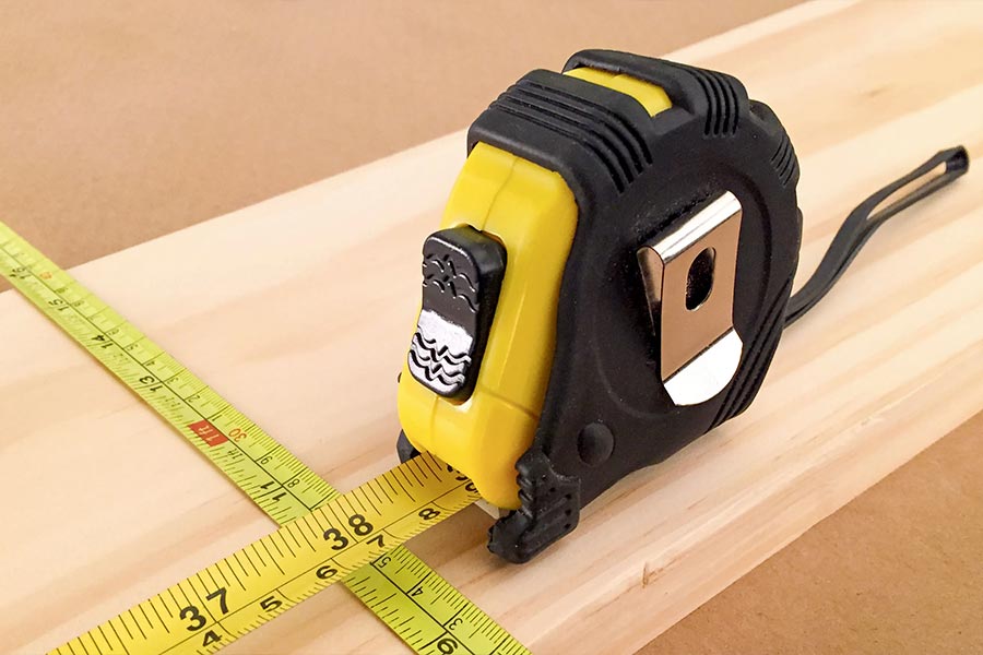 متر فلزی دستی برای اندازه‌گیری طول و فاصله در کارگاه